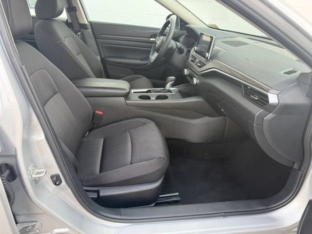 Used 2025 Nissan Altima 2.5 SV FWD image 16