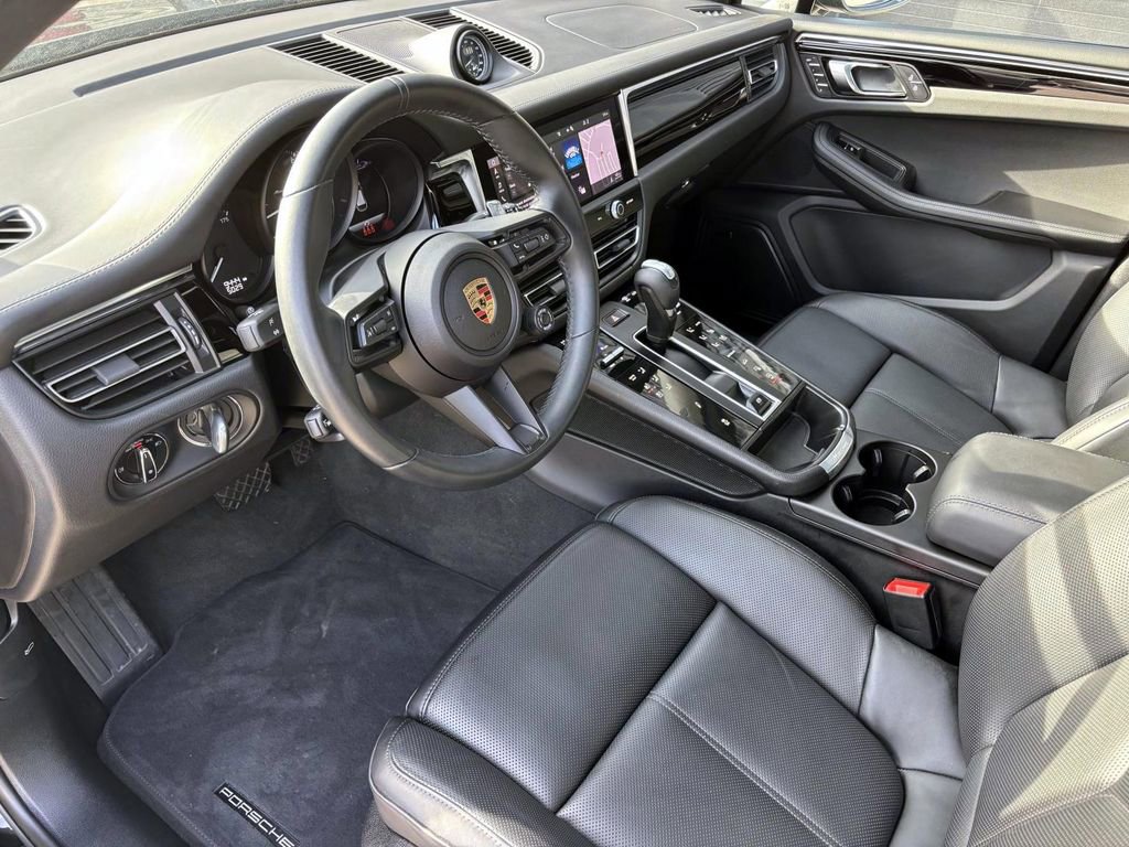 Used 2025 Porsche Macan Turbo image 4