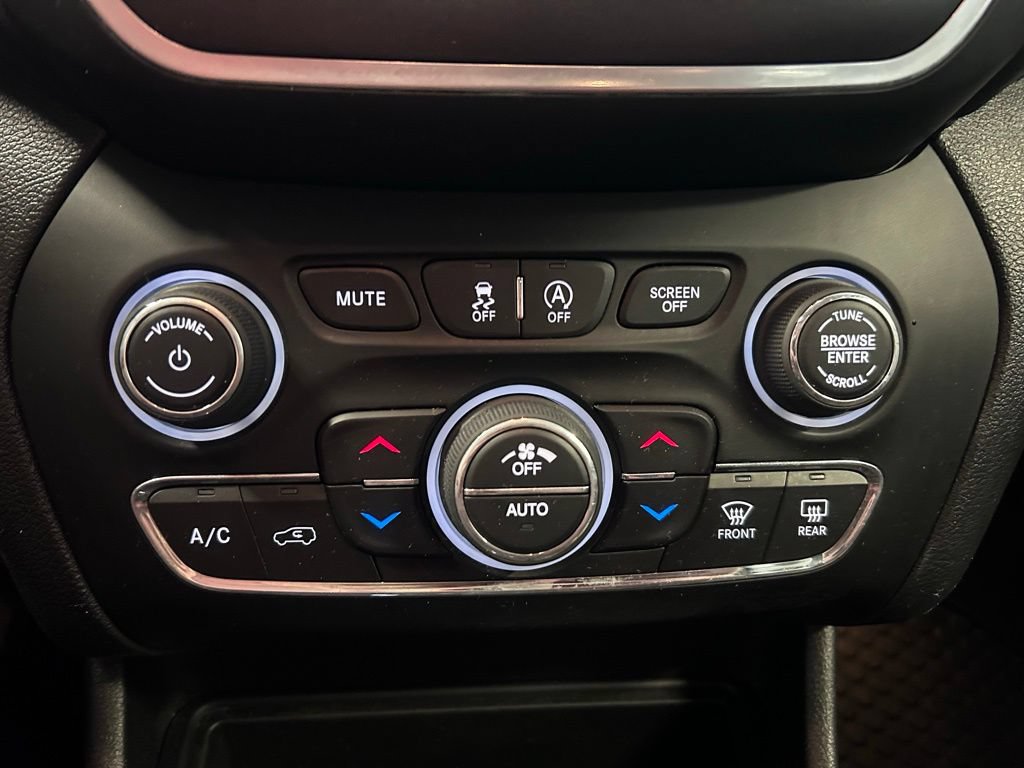 Used 2022 Jeep Cherokee Trailhawk w/ Premium Leather Package AWD/4WD image 16