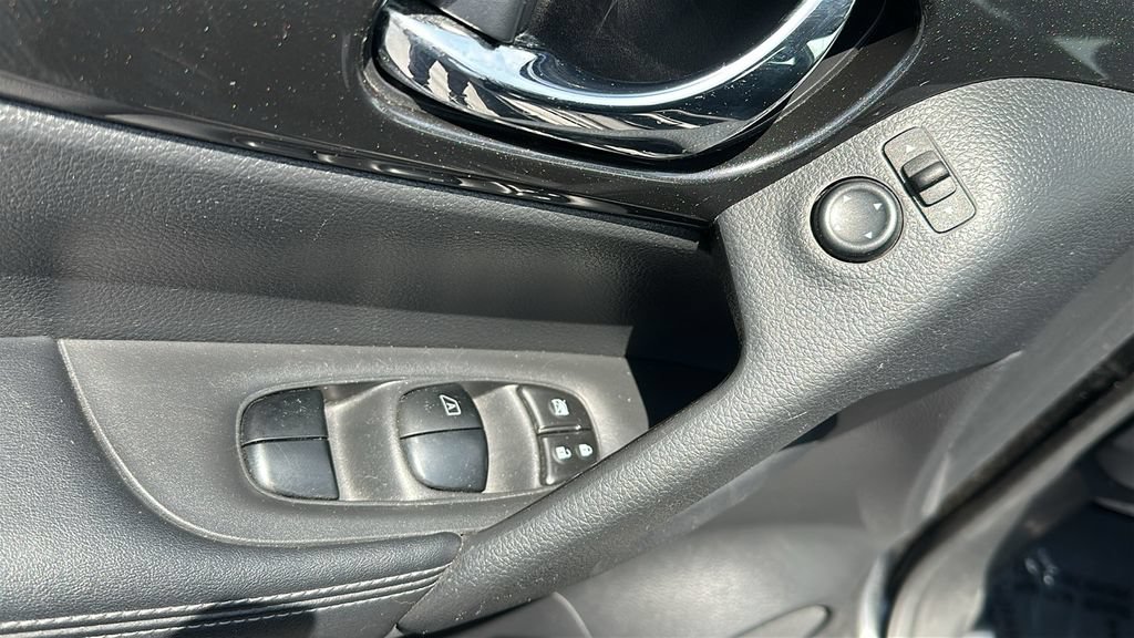 Used 2018 Nissan Rogue S AWD/4WD image 12