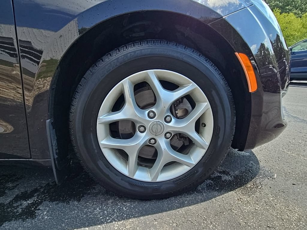 Used 2017 Chrysler Pacifica Touring-L Plus w/ Tire & Wheel Group FWD image 11