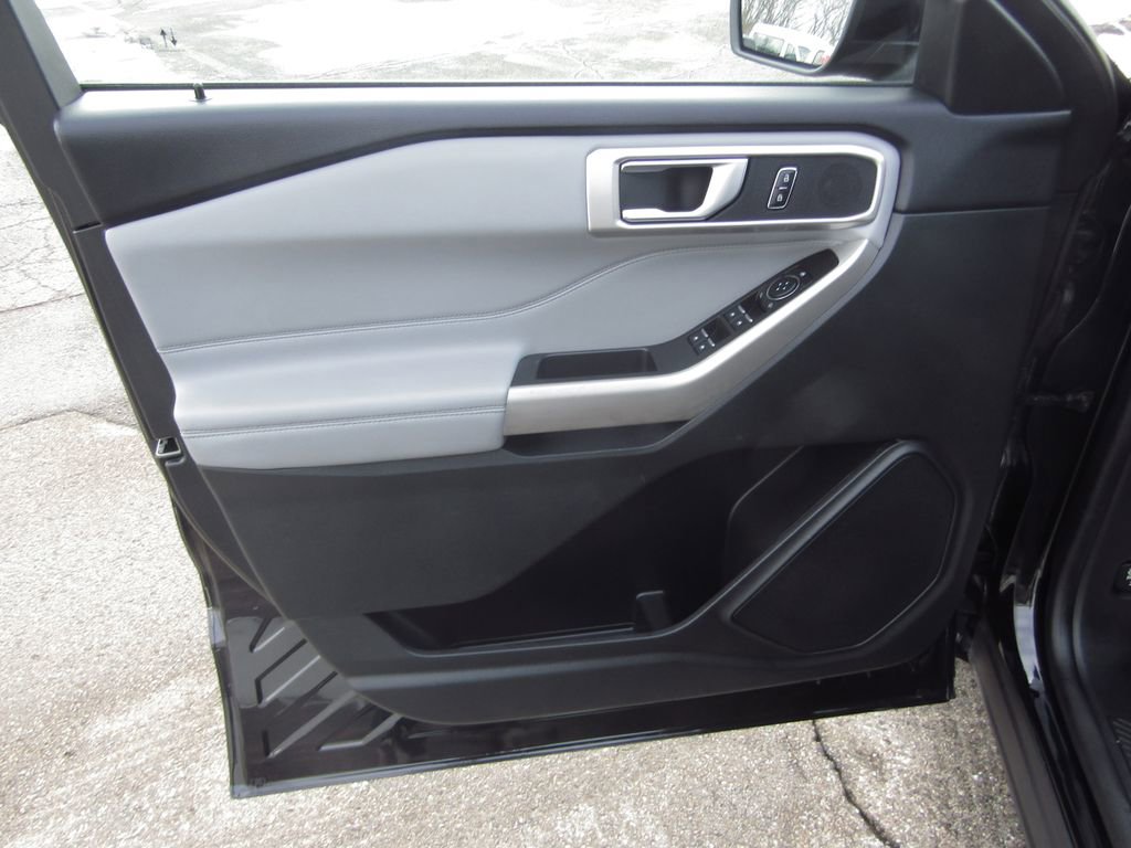 Used 2024 Ford Explorer XLT w/ Equipment Group 202A AWD/4WD image 13