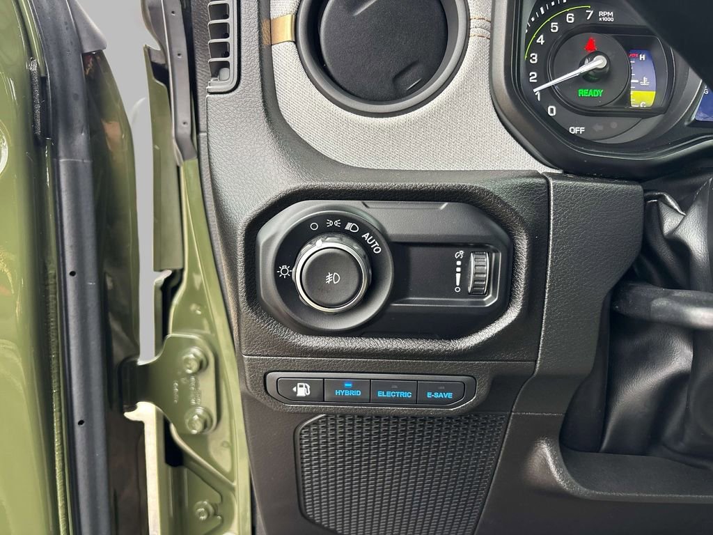Used 2024 Jeep Wrangler Unlimited w/ Convenience Group AWD/4WD image 15