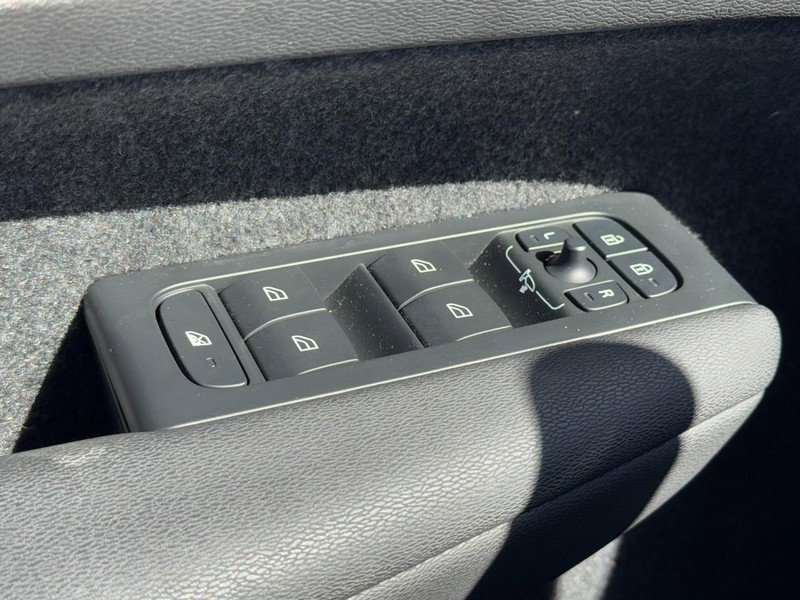 Certified 2023 Volvo XC40 B5 Plus w/ Protection Package Premier image 23