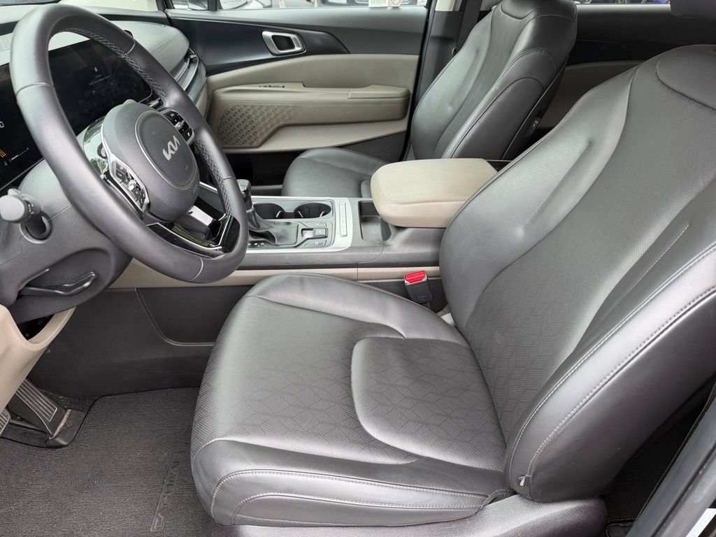 Used 2025 Kia Carnival FWD image 10