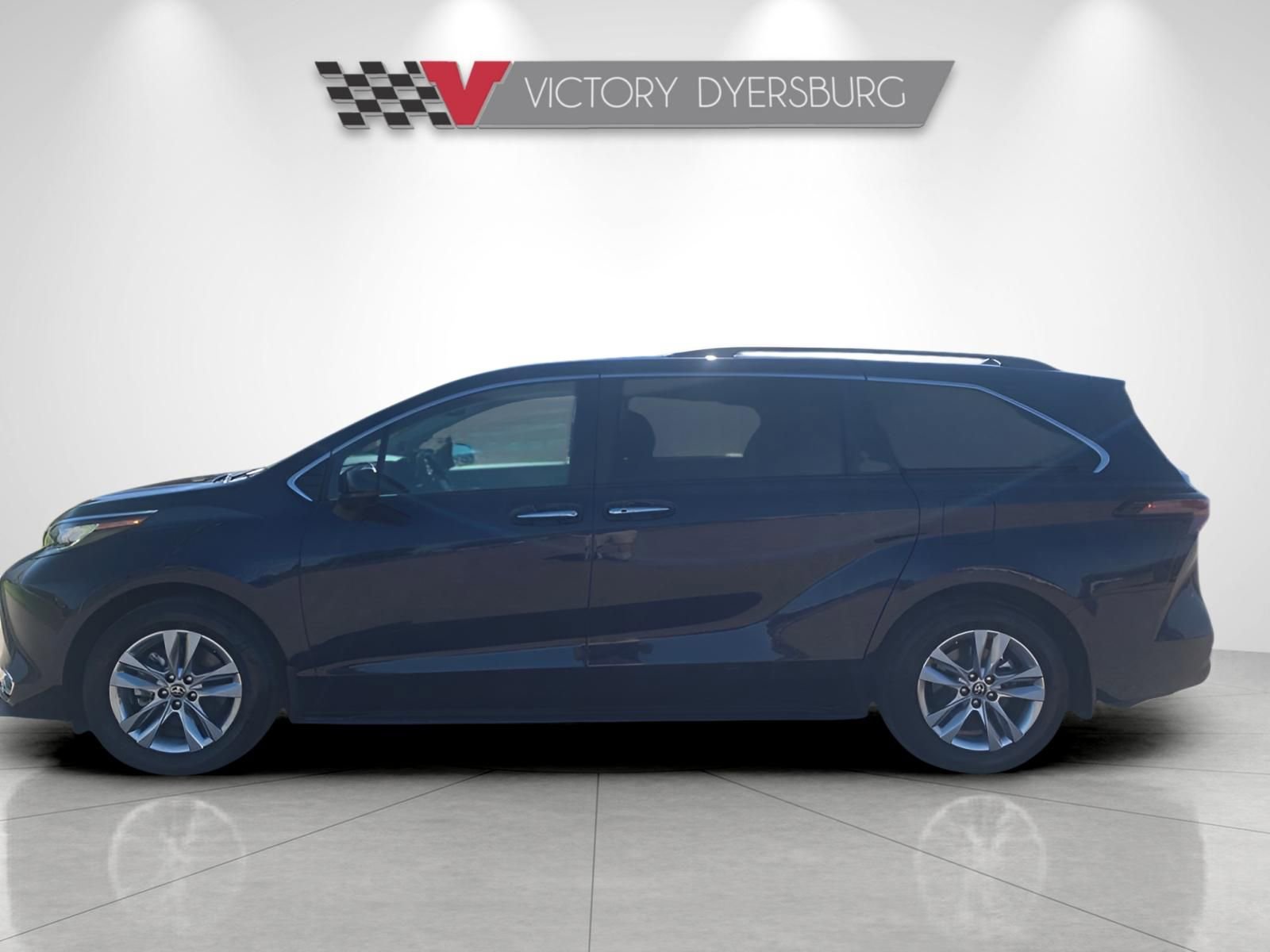 Used 2023 Toyota Sienna XLE image 5