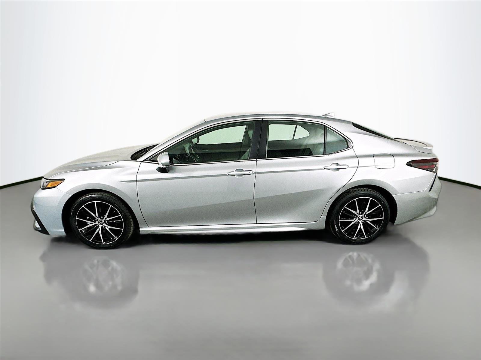 Used 2024 Toyota Camry SE image 4