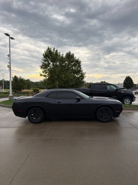 Used 2019 Dodge Challenger SXT RWD image 2