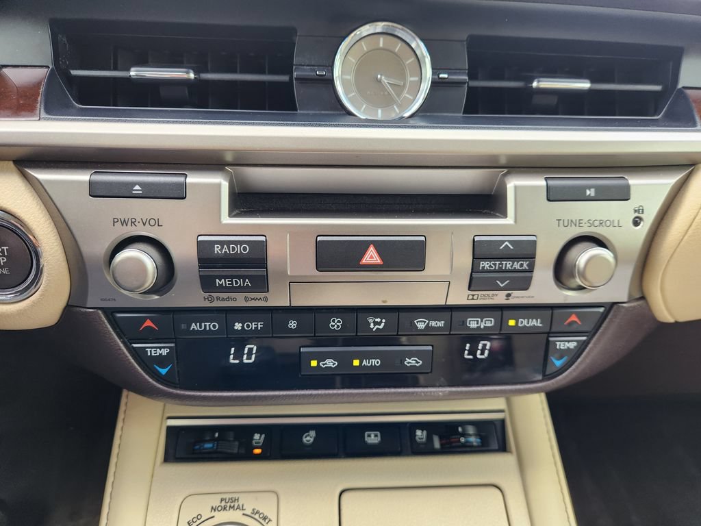 Used 2016 Lexus ES 350 w/ Luxury Package w/Wood Trim FWD image 18