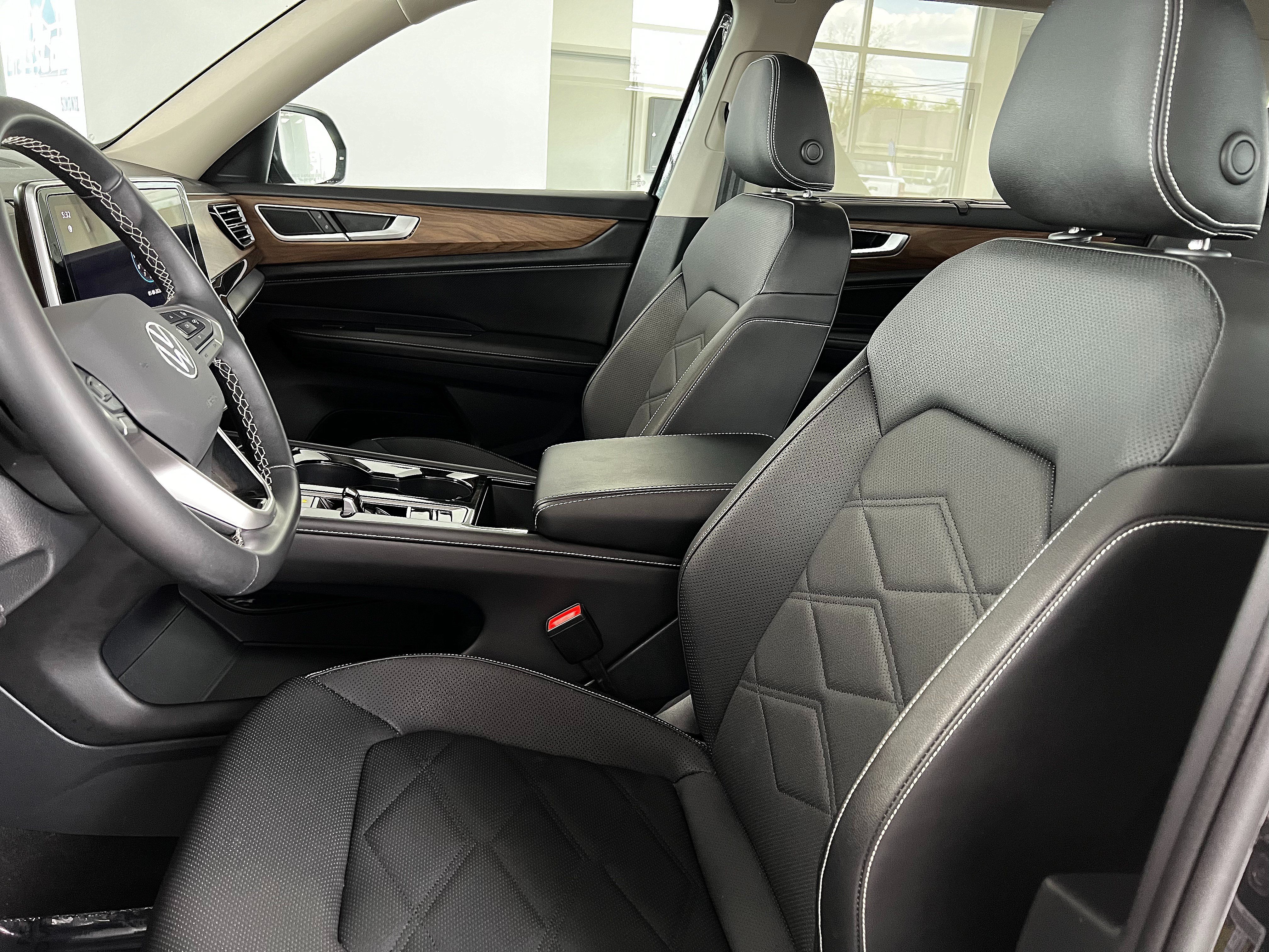 Used 2025 Volkswagen Atlas SE AWD/4WD image 13