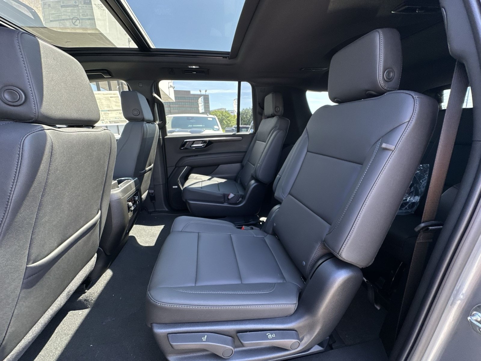 New 2026 Chevrolet Suburban LT w/ Advanced Technology Package AWD/4WD image 25