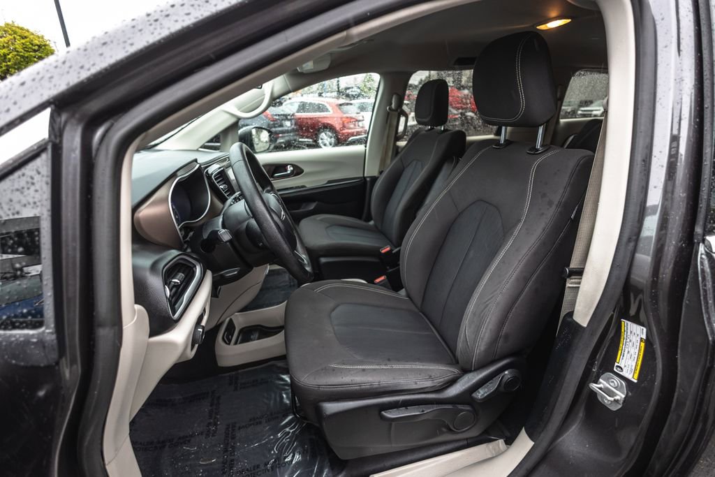 Used 2020 Chrysler Voyager L FWD image 21