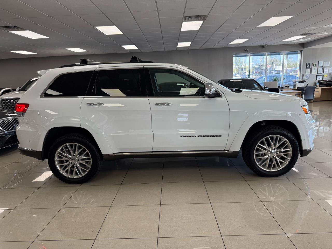 Used 2017 Jeep Grand Cherokee Summit image 6