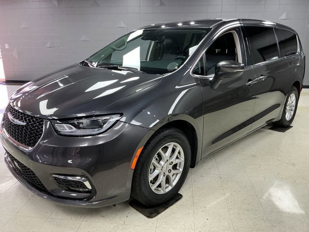Used 2023 Chrysler Pacifica Touring-L FWD image 2