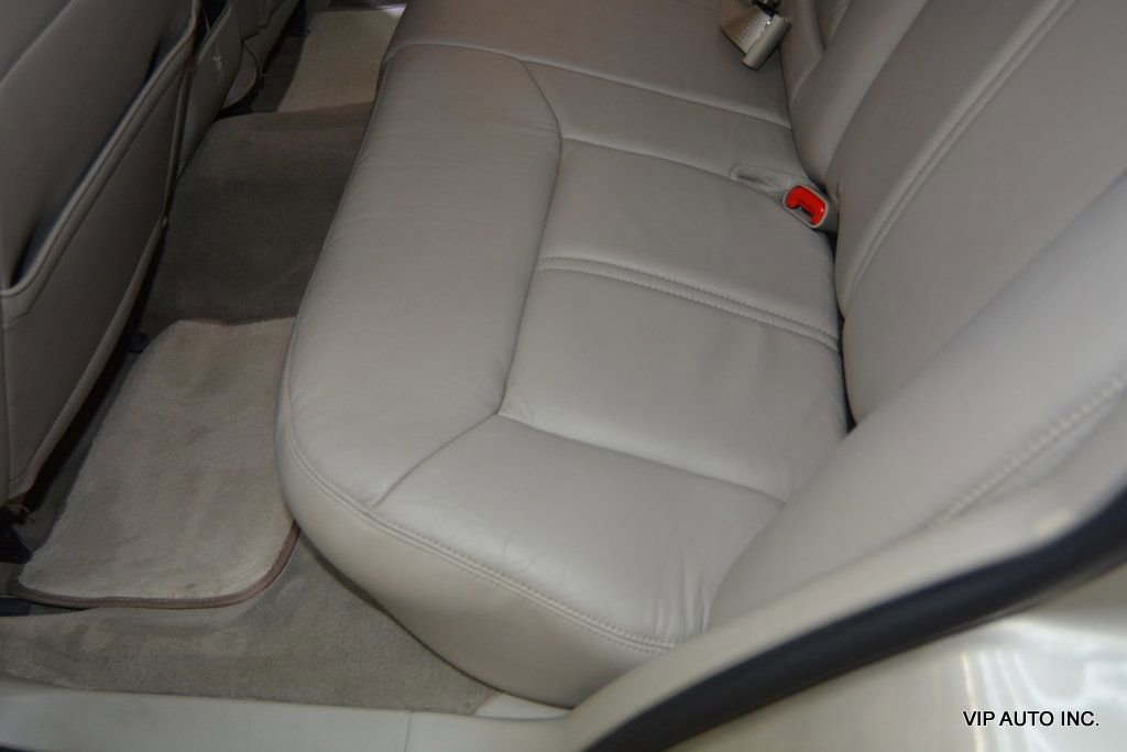 Used 2010 Lincoln Town Car Signature Limited image 27