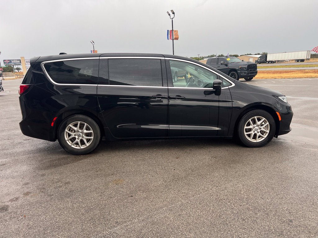 Used 2024 Chrysler Pacifica Touring-L FWD image 7