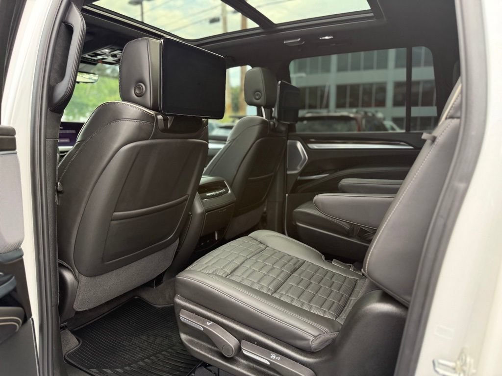 Used 2025 Cadillac Escalade ESV Sport Platinum w/ LPO, ONYX Package AWD/4WD image 17