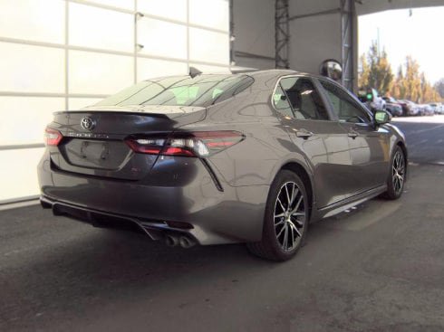 Used 2024 Toyota Camry SE w/ Cold Weather Package FWD image 3