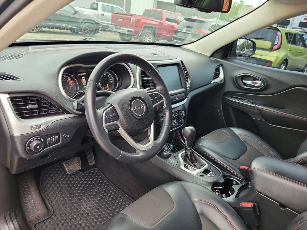 Used 2016 Jeep Cherokee Trailhawk w/ Comfort/Convenience Group AWD/4WD image 15