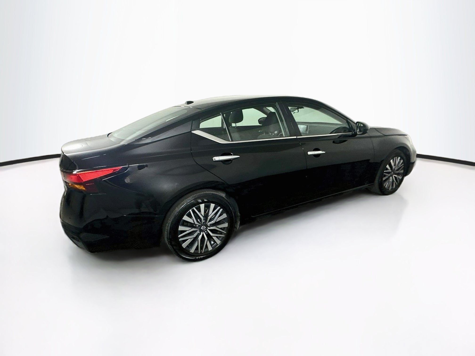 Used 2025 Nissan Altima 2.5 SV FWD image 10