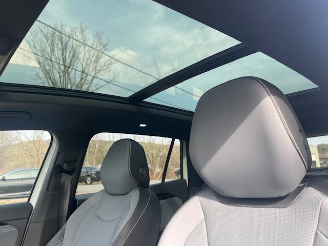 New 2025 Volkswagen Tiguan SE R-Line image 12