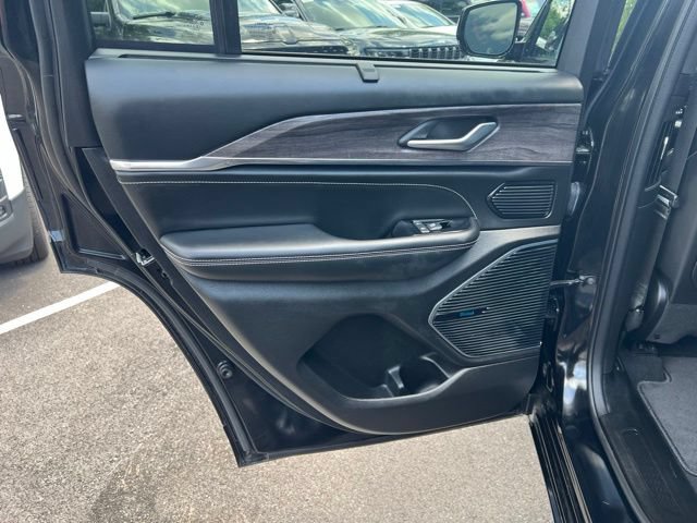 Used 2023 Jeep Grand Cherokee Overland w/ Luxury Tech Group IV AWD/4WD image 21