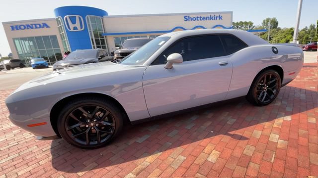 Used 2022 Dodge Challenger SXT w/ Driver Convenience Group RWD image 6