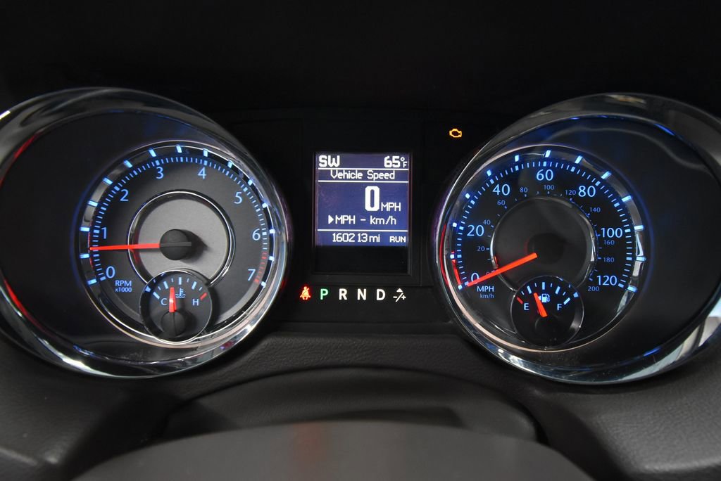Used 2016 Chrysler Town & Country Touring FWD image 9