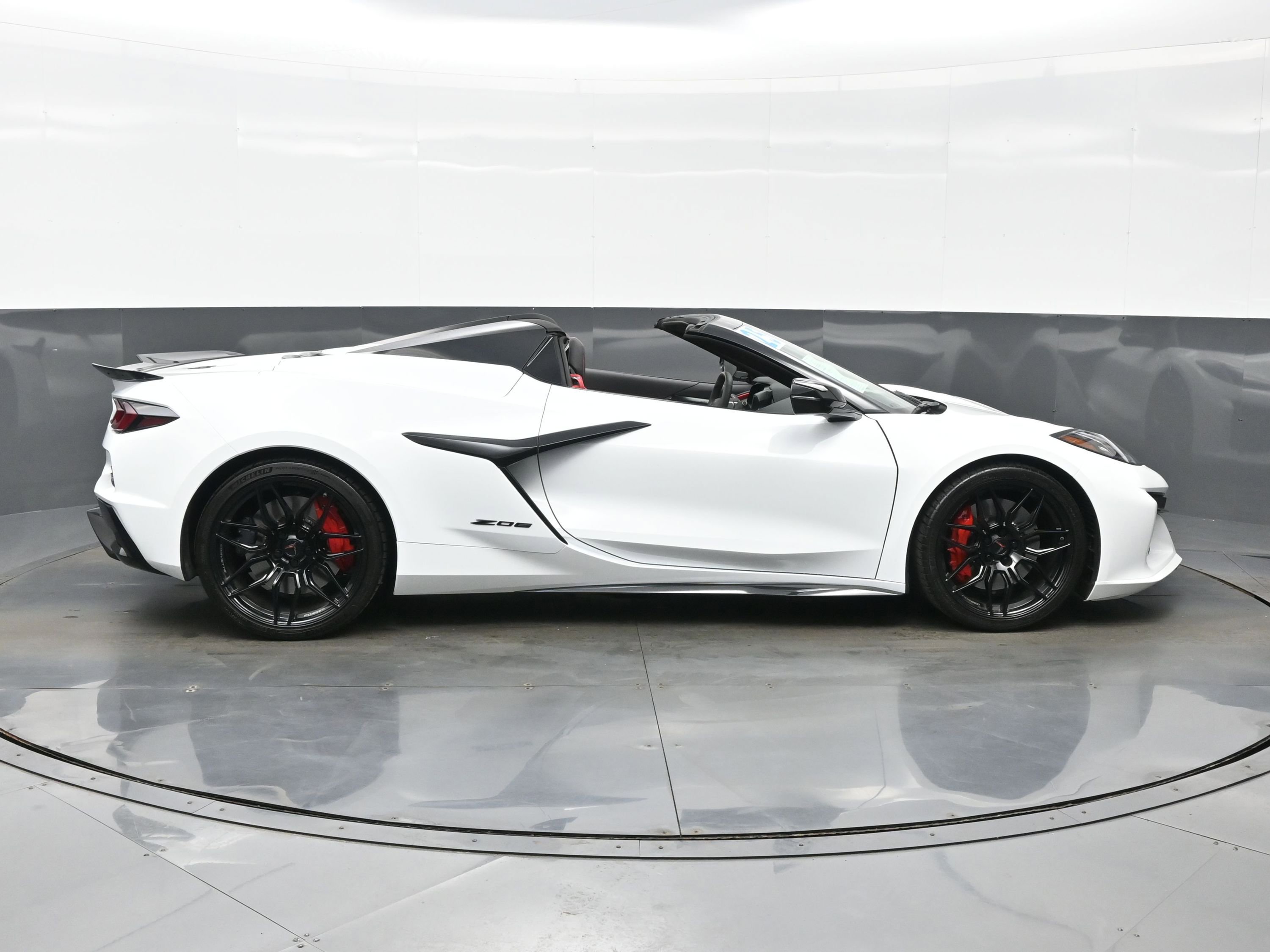 Used 2025 Chevrolet Corvette Z06 w/ Stealth Interior Trim Package RWD image 7