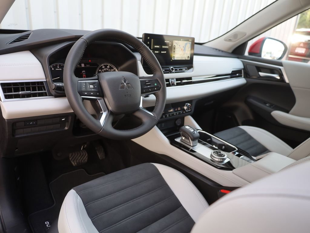 New 2025 Mitsubishi Outlander SE image 35