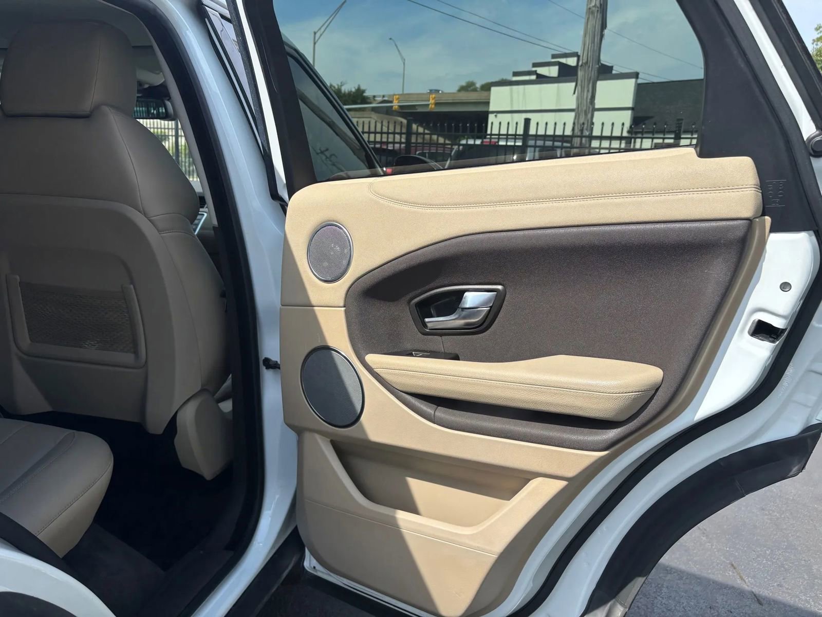 Used 2019 Land Rover Range Rover Evoque SE Premium image 22