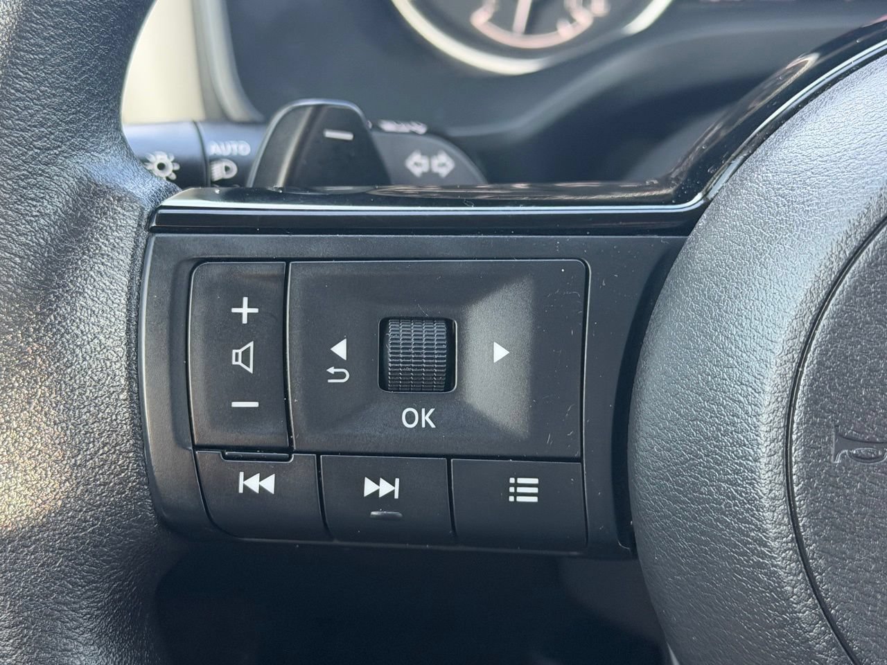 Certified 2023 Nissan Rogue SV FWD image 18