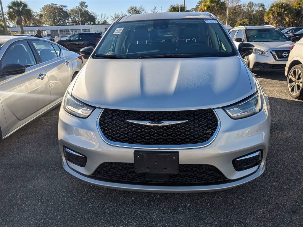 Used 2024 Chrysler Pacifica Touring-L image 2