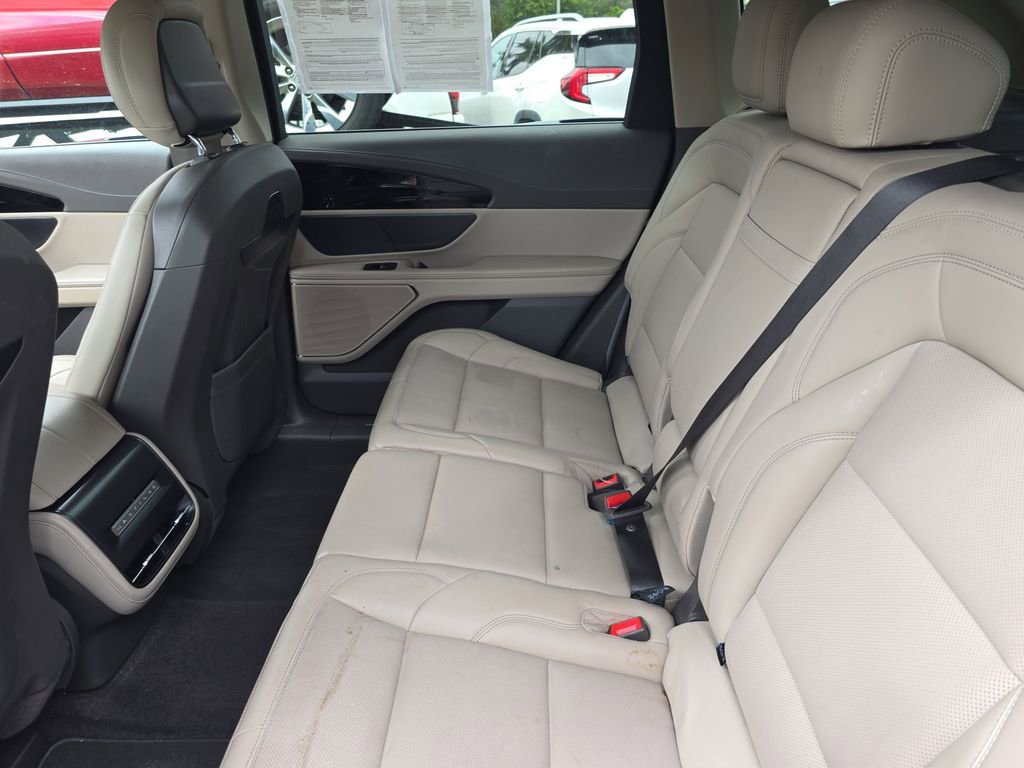 Used 2024 Lincoln Nautilus Premier image 11