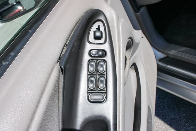 Used 2004 Ford Mustang Convertible RWD image 11