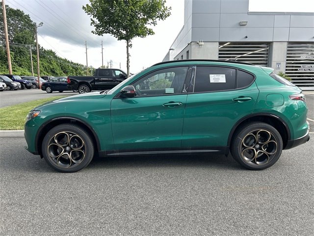 New 2025 Alfa Romeo Stelvio Sprint image 5