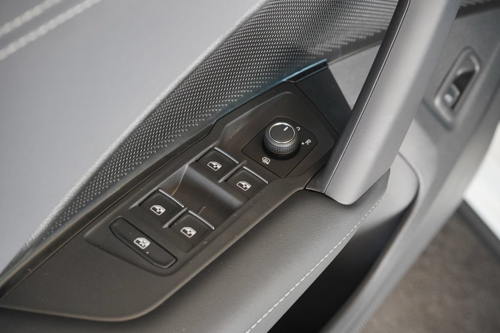 New 2026 Volkswagen Tiguan SE FWD image 12