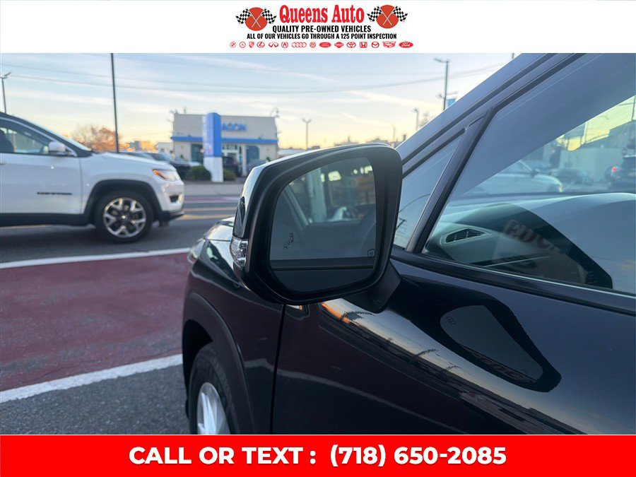 Used 2022 Toyota Corolla Cross LE AWD/4WD image 32