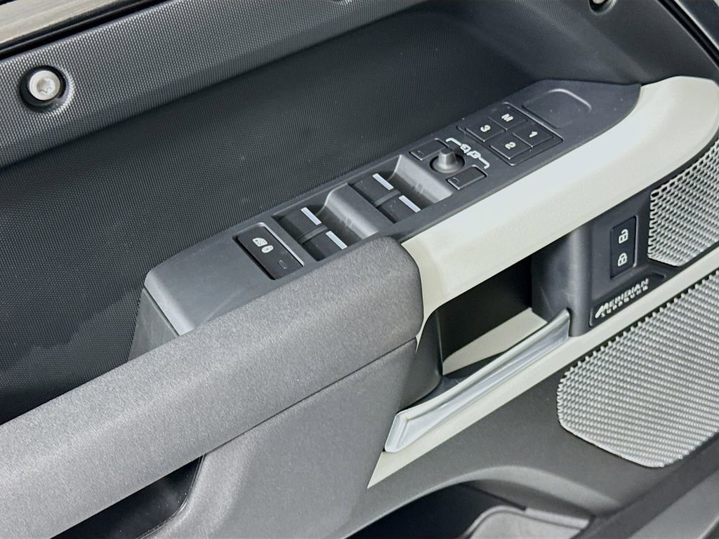 Used 2023 Land Rover Defender 130 X-Dynamic SE image 24