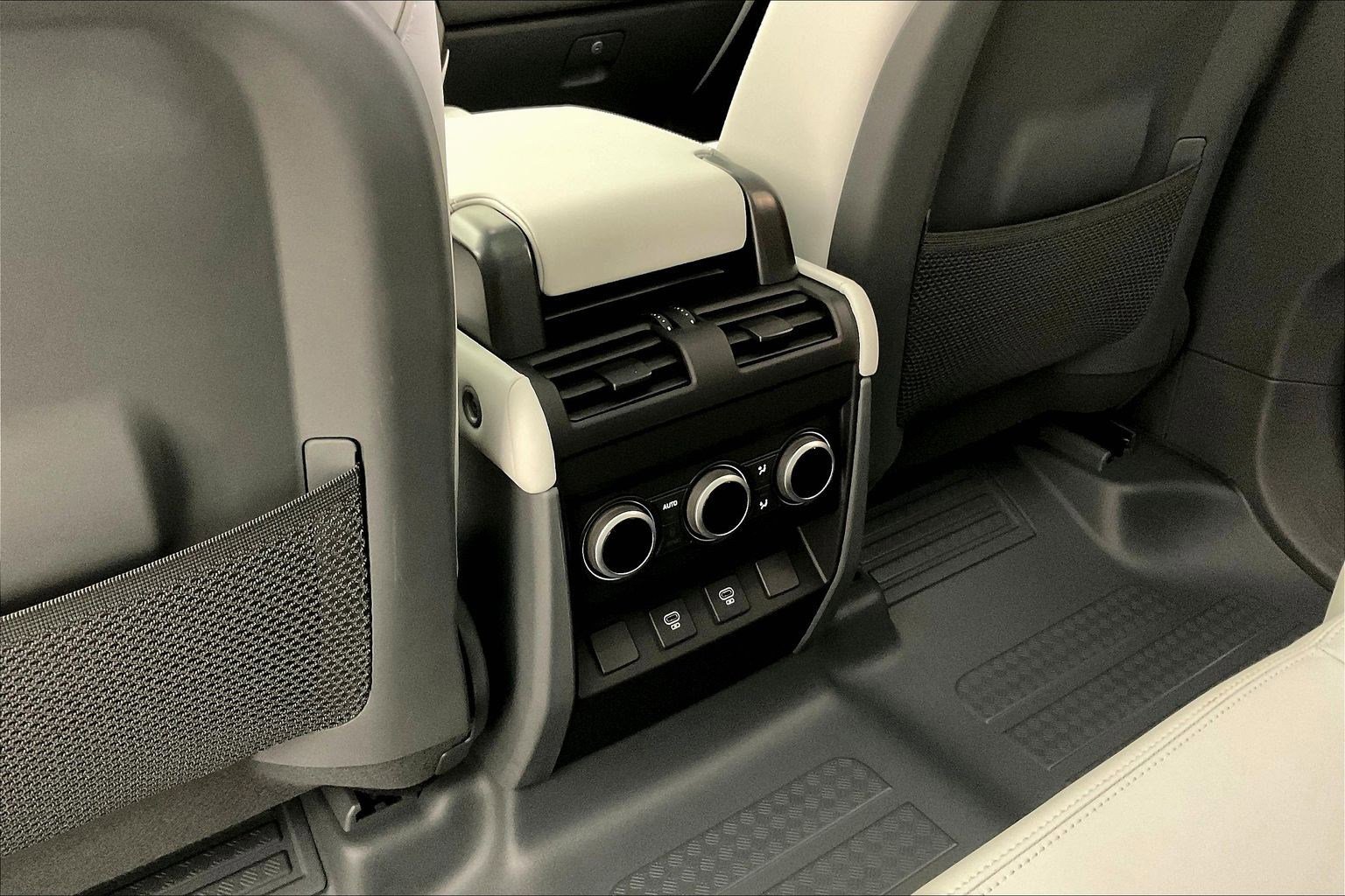 Used 2025 Land Rover Defender 110 X-Dynamic SE image 10