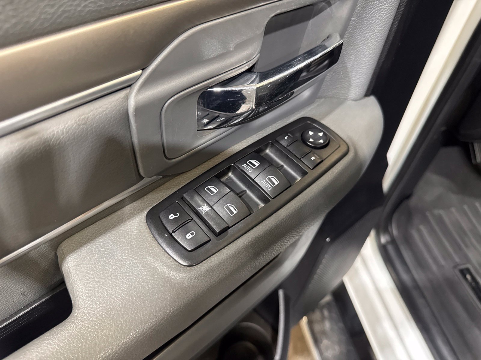 Used 2014 RAM 2500 SLT w/ Luxury Group AWD/4WD image 25