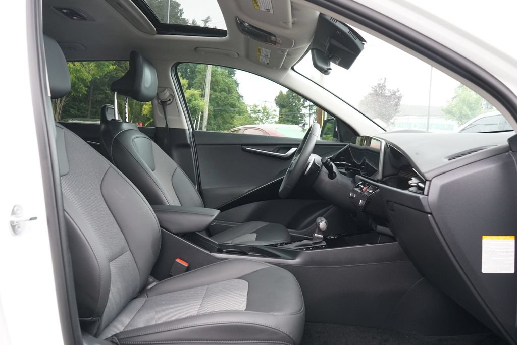 Used 2025 Kia Niro EX Touring FWD image 9