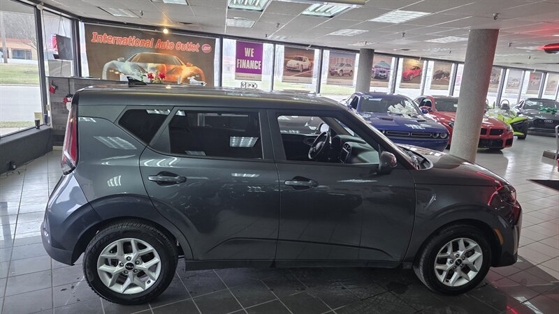 Used 2023 Kia Soul LX w/ LX Technology Package FWD image 5