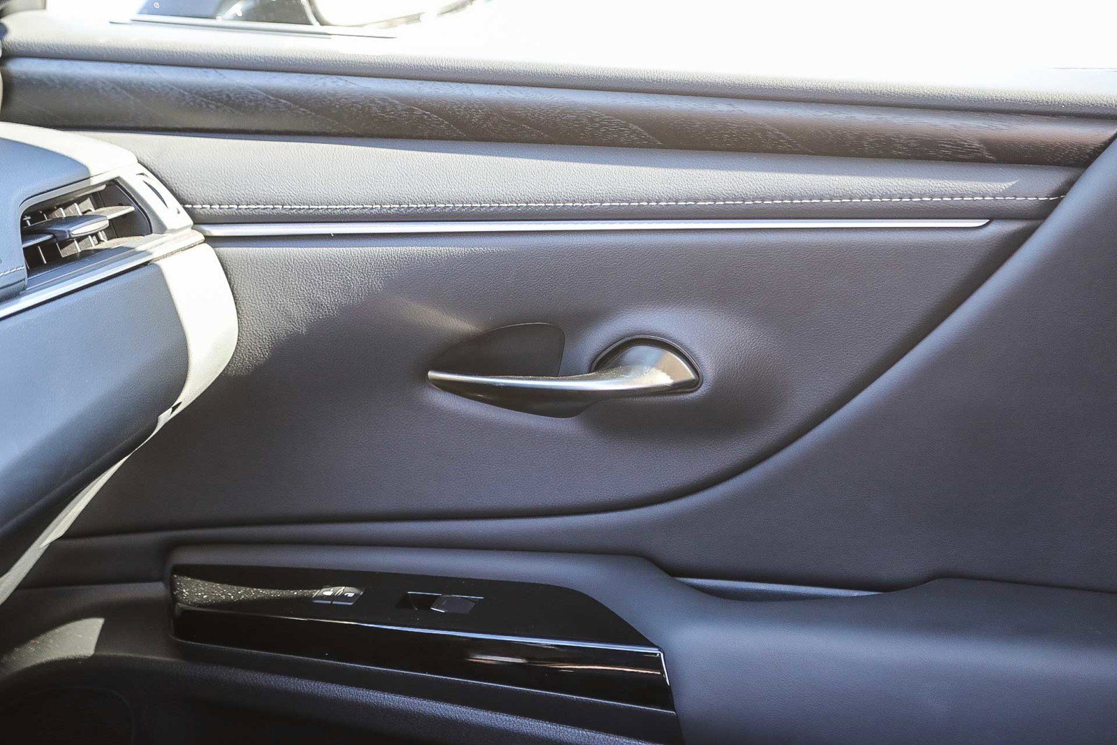 Used 2024 Lexus ES 300h w/ Premium Package image 21