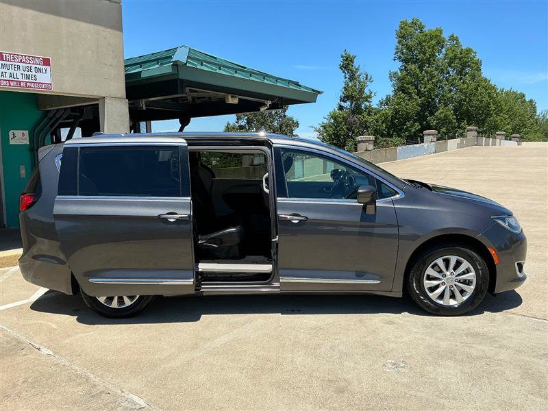 Used 2018 Chrysler Pacifica Touring-L FWD image 11