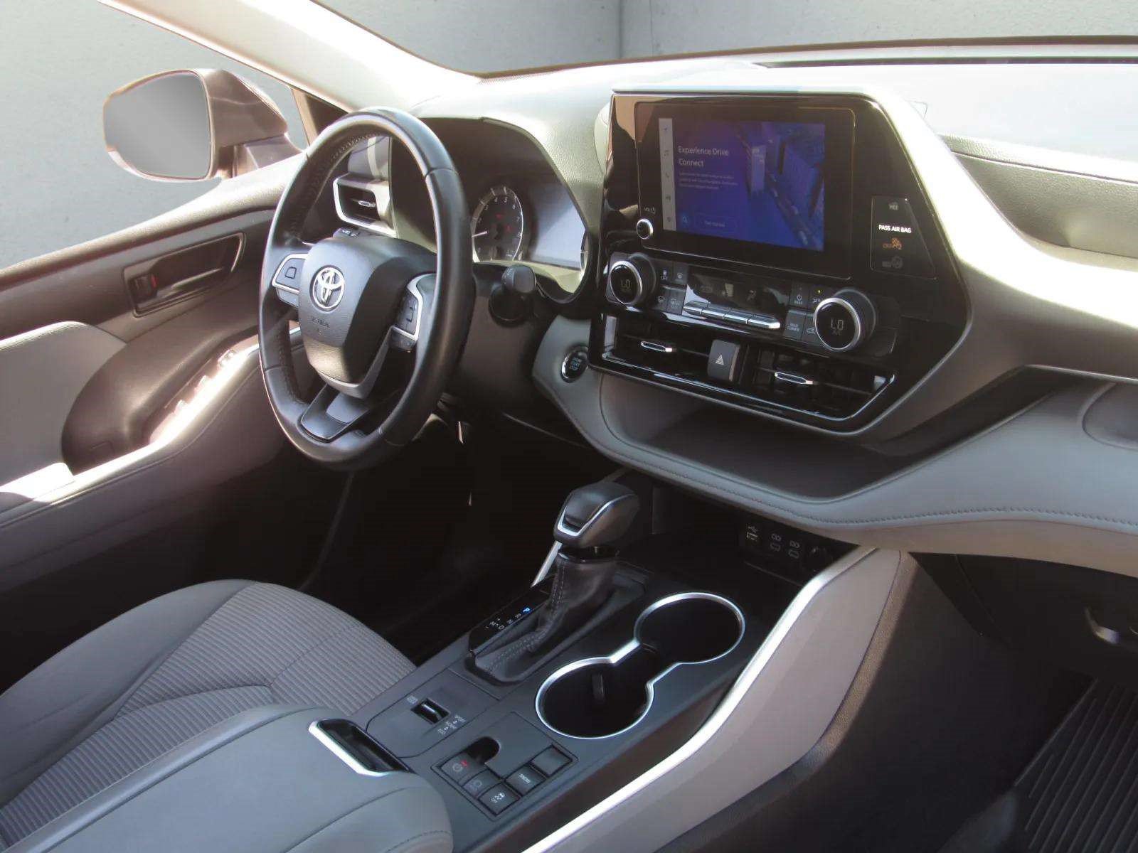 Used 2023 Toyota Highlander LE FWD image 9
