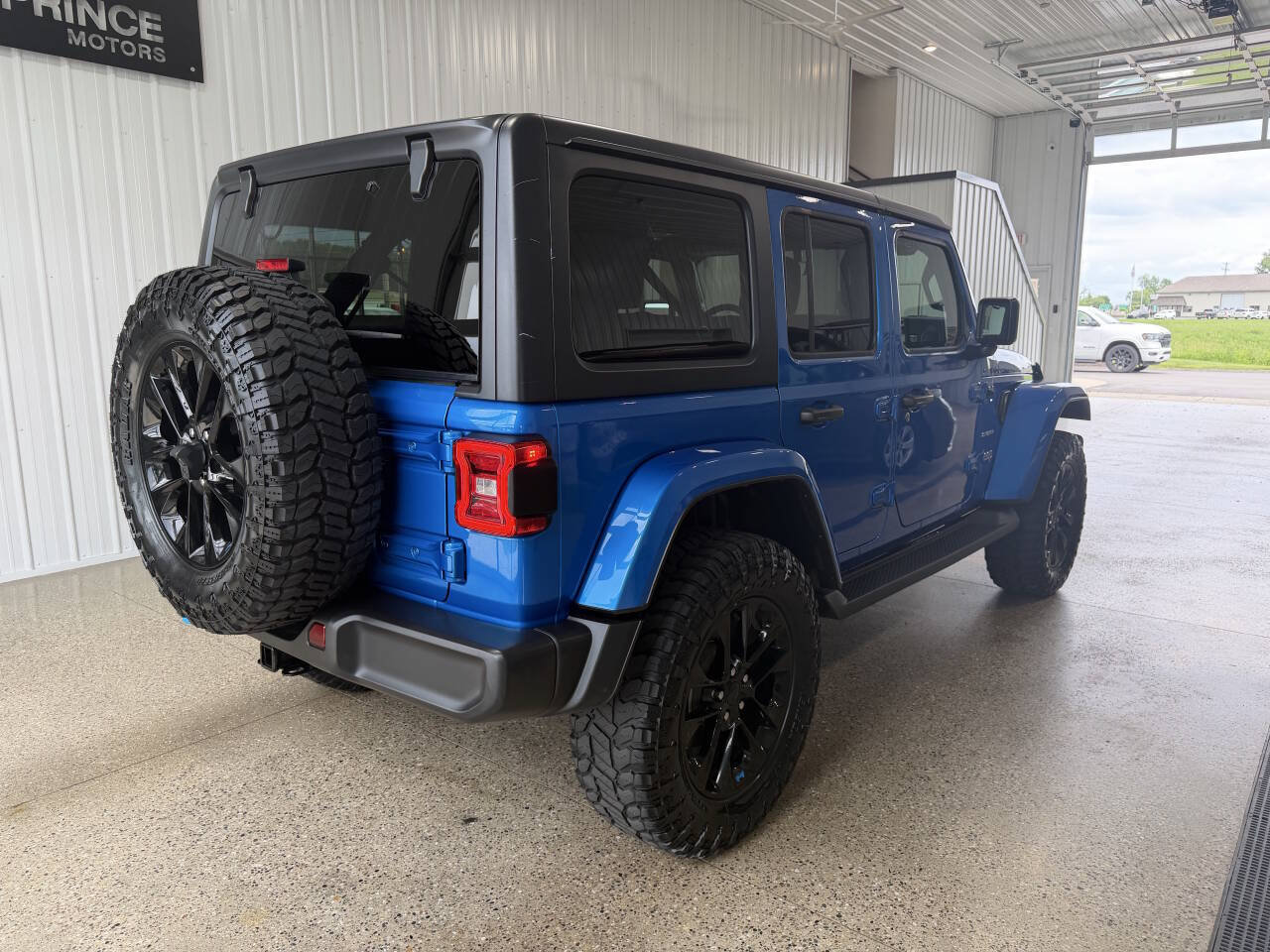 Used 2023 Jeep Wrangler Unlimited Sahara w/ Cold Weather Group AWD/4WD image 5