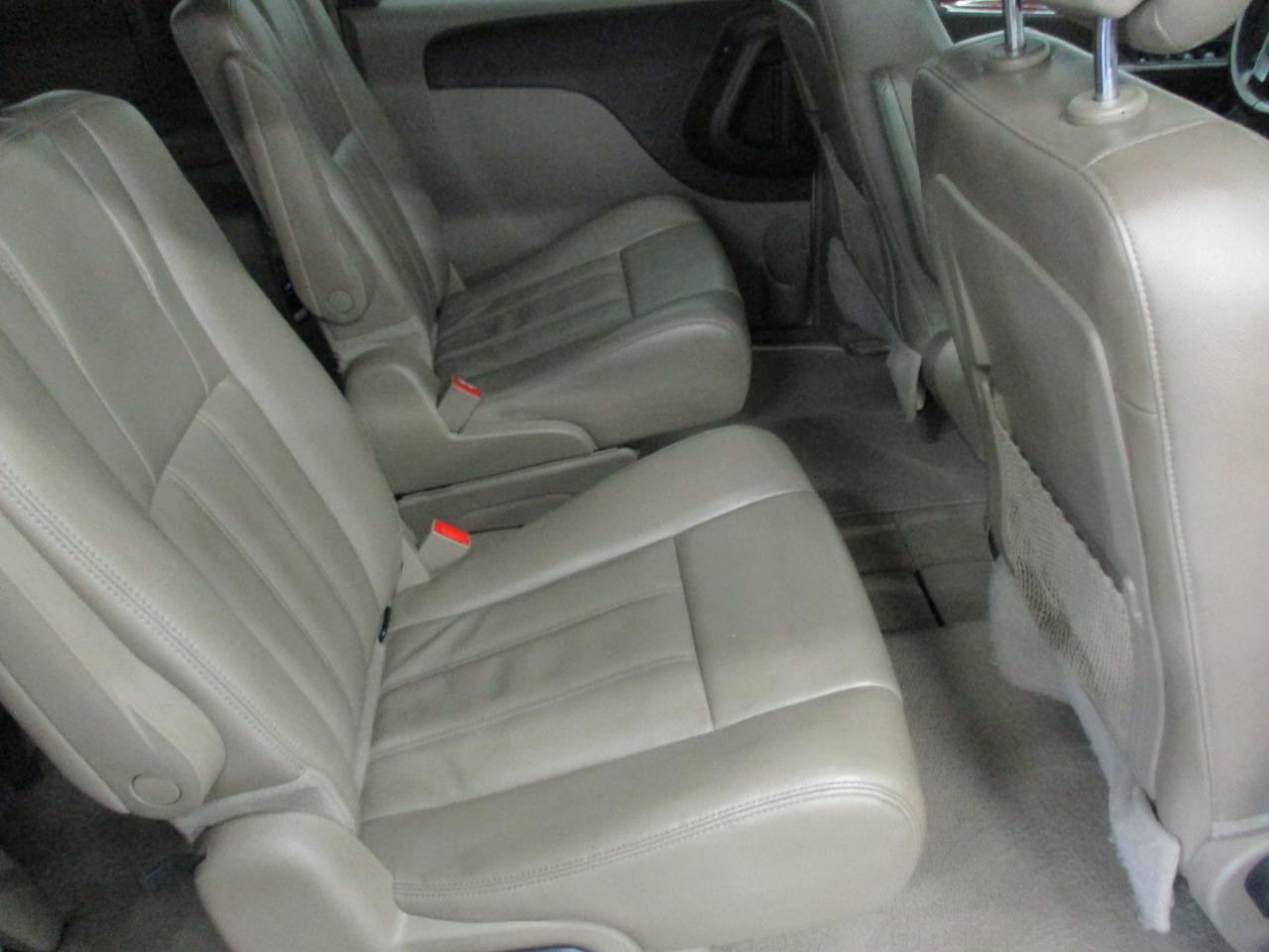 Used 2014 Chrysler Town & Country Touring image 13