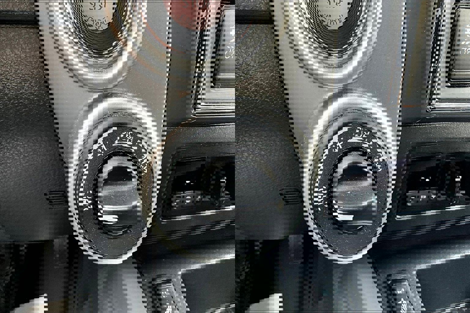 Used 2020 Nissan Titan SV w/ SV Convenience Package image 28