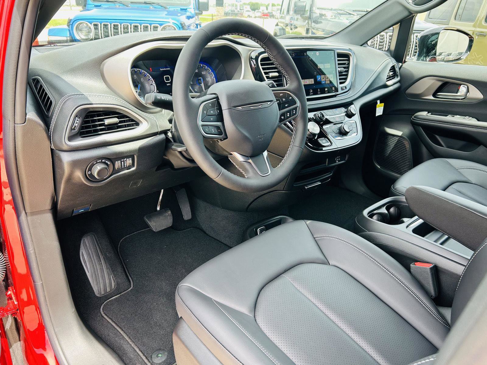 New 2027 Chrysler Pacifica Select FWD image 14